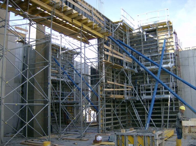 Betonkonstruktion im Bau mit Gerüst und Arbeitskräften, Baustelle, modernes Bauprojekt, Rohbau, Hochbau, Schaffung neuer Gebäude, Baufortschritt.