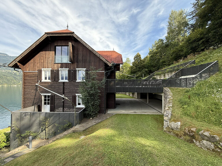 Modernes Holzhaus am See mit innovativer terrassierter Außenanlage und integrativer Garage in Naturlandschaft. Hoher architektonischer Anspruch, nachhaltige Bauweise, Blick auf den See.