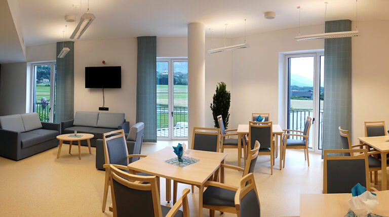 Gemütliches Café im historischen Ambiente mit direktem Blick auf die umliegende Natur und moderne Sitzgelegenheiten, ideal für entspannte Aufenthalte.