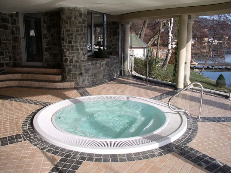 Luxus Jacuzzi im Outdoor-Bereich mit Blick auf den Fluss, ideal für Entspannung und Wellness.