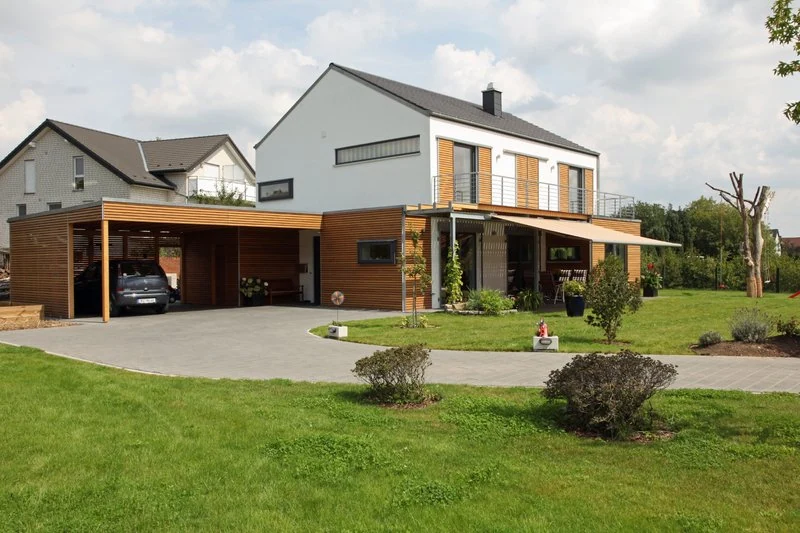 Abnahme & Abschluss Moderner Hausbau mit Carport und Garten, energiesparend und stilvoll gestaltet, perfekte Kombination aus Funktionalität und Design für modernes Wohnen.