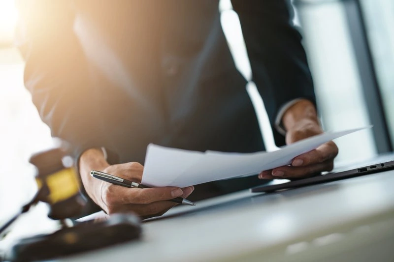 Privatgutachten & Beweissicherung Büroarbeit mit Dokumenten und Laptop bei einem Business-Meeting in moderner Umgebung.