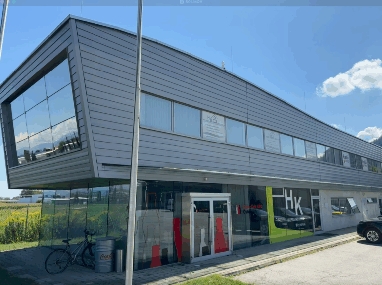 Neue moderne Geschäftsadresse im Gebäude mit Glasfassade und Firmenlogo für Hausbetreuungsdienste in Österreich.