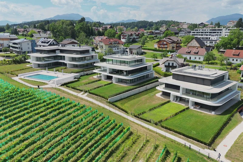 Luftaufnahme von Wohnhaus und Grundstück per Drohne Luftaufnahme per Drohne von einem Wohnhaus mit Grundstück – Beispiel für hochwertige Drohnenaufnahmen